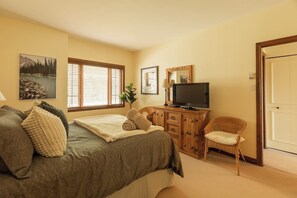 2 Schlafzimmer, Schreibtisch, Bügeleisen/Bügelbrett, Reisekinderbett