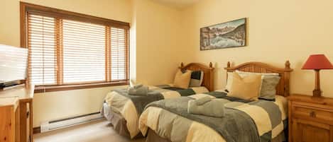 Tabla de planchar con plancha, cuna de viaje, wifi y ropa de cama