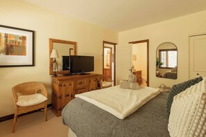 2 habitaciones, escritorio y tabla de planchar con plancha