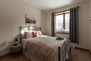 Iron/ironing board, WiFi, bed sheets - Just steps from Tremblant • Free shuttle (Mont-Tremblant)