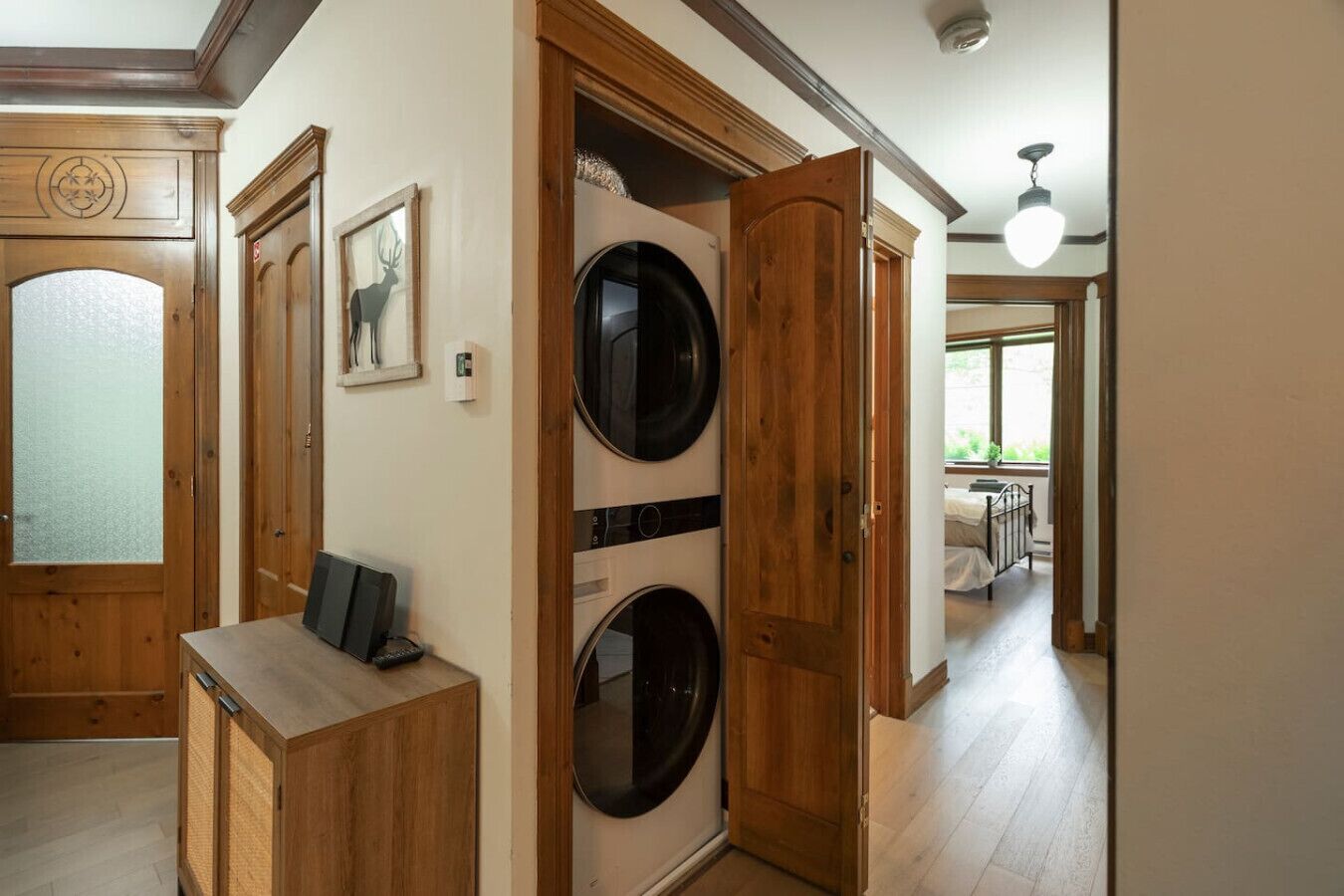 Tabla de planchar con plancha, wifi y ropa de cama 