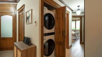 Tabla de planchar con plancha, wifi y ropa de cama