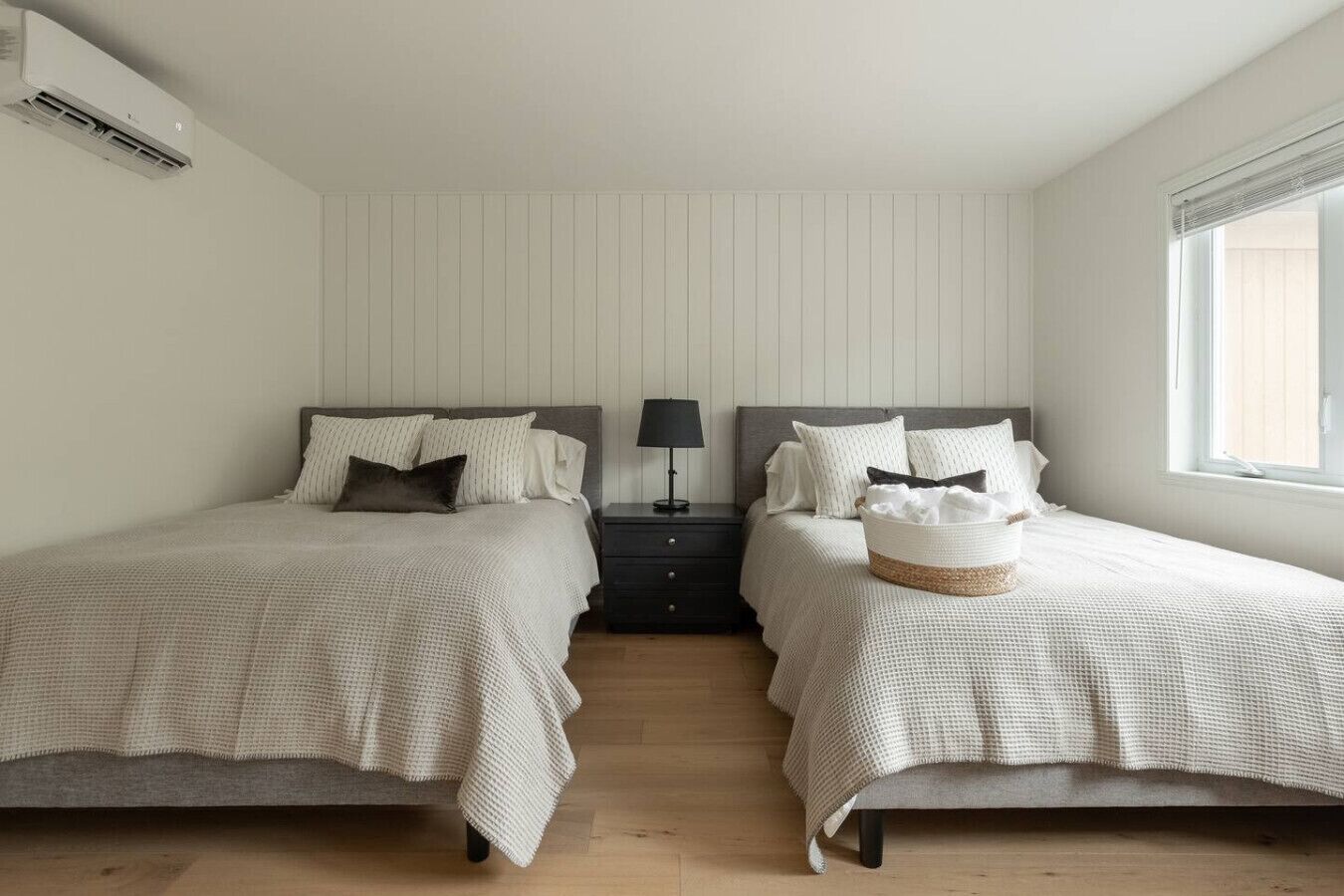 Desk, iron/ironing board, WiFi, bed sheets