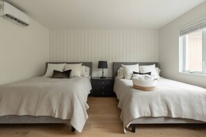 Desk, iron/ironing board, WiFi, bed sheets