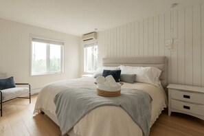 Escritorio, tabla de planchar con plancha, wifi y ropa de cama 