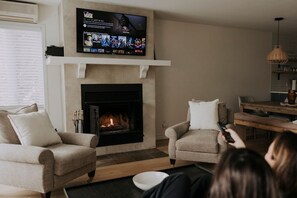 Televisión, chimenea y estéreo 