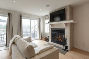 Fernseher, Kamin, Stereoanlage