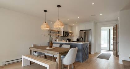 Farmhouse-Style Townhouse | 3 Floors âą Fireplace