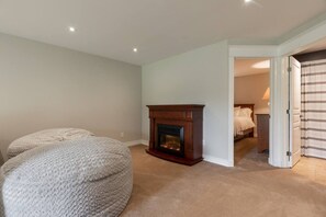 Desk, iron/ironing board, WiFi, bed sheets