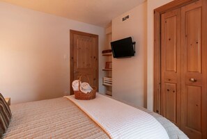 1 bedroom, desk, iron/ironing board, WiFi