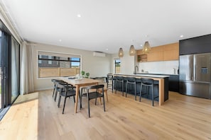 Micro-ondes, four, plaque de cuisson, lave-vaisselle