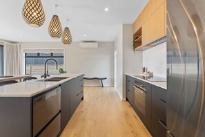 Micro-ondes, four, plaque de cuisson, lave-vaisselle