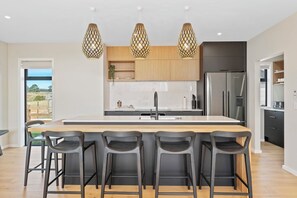 Fridge, microwave, oven, stovetop - Wharewaka Escape (Taupo)