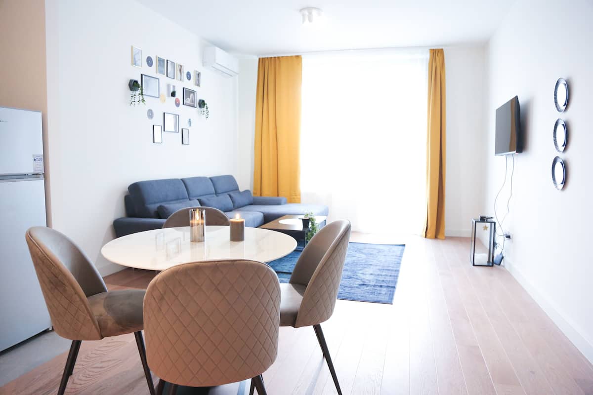 Deluxe-Apartment, Veranda, Blick auf den Innenhof | Wohnbereich