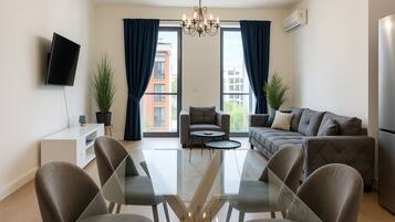 Superior Apartment, Lanai, City View | Living area