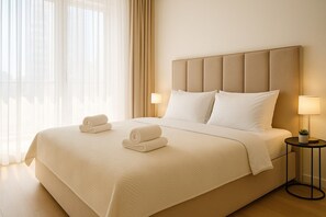 Deluxe Stüdyo, Balkon/Veranda, Şehir Manzaralı | Mısır pamuklu çarşaf takımı, kaliteli yatak takımı, masa 