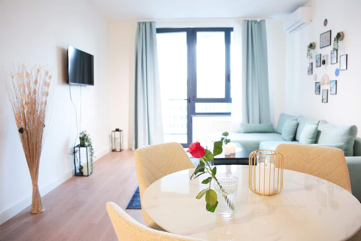 Superior-Apartment, Veranda, Flussblick | Wohnbereich