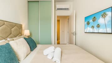 Superior Apartment, Lanai, City View | Egyptian cotton sheets, premium bedding, desk, laptop workspace