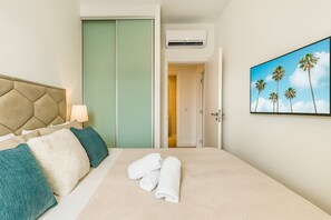 Egyptian cotton sheets, premium bedding, desk, laptop workspace - Waterfront Collection Apartments (Belgrade)