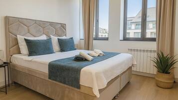 Superior Apartment, Lanai, City View | Egyptian cotton sheets, premium bedding, desk, laptop workspace