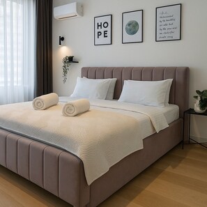 Studio Deluxe, lanai, quang cảnh thành phố | Bộ trải giường bằng vải cotton Ai Cập, bộ đồ giường cao cấp, bàn 