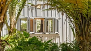 Un edificio blanco con una ventana y una puerta.