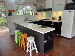 Réfrigérateur, micro-ondes, plaque de cuisson, cafetière/bouilloire