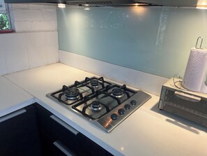 Réfrigérateur, micro-ondes, plaque de cuisson, cafetière/bouilloire