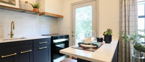 冰箱、微波炉、烤箱、炉灶