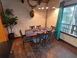 Dining - Mountain Cabin near Yosemite Free Parking WiFI (Groveland)