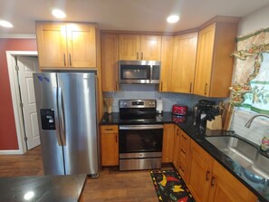 Kjøleskap, mikrobølgeovn, kokeplater og oppvaskmaskin