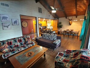 TV, fireplace - Mountain Cabin near Yosemite Free Parking WiFI (Groveland)