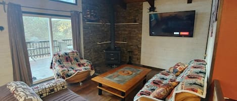 Een televisie en een open haard