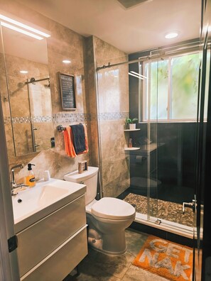 Ducha, bañera de hidromasaje, secador de pelo y bidé