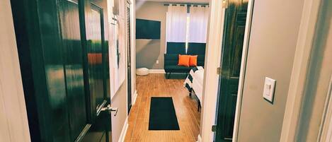 2 室のベッドルーム、アイロン / アイロン台、WiFi、ベッドシーツ