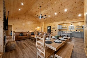 Dining - A+Location! Pavilion! Mt.Views! Cabin! Hot Tub! Pool Table! Games! 6 miles to PF (Sevierville)