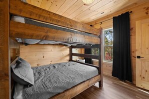 4 quartos, ferros/tábuas de passar roupa, berço de viagem