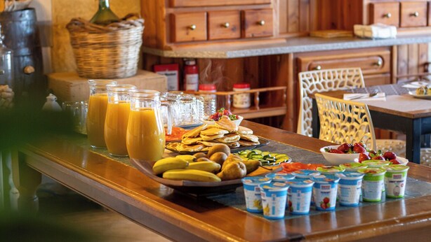 A breakfast buffet with various food items and beverages. - il figolla (Xaghra)