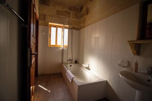 Habitación triple Confort, vistas a la ciudad | Baño | Secador de pelo, toallas, jabón y papel higiénico