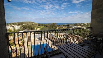 Quarto casal clássico, vista parcial para o mar | Terraço/pátio