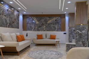 Coin salon dans le hall
