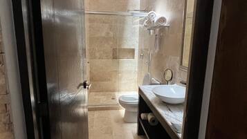 Junior Queen | Bagno | Doccia, asciugacapelli, asciugamani, sapone