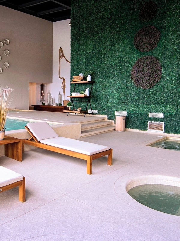 Couples treatment room(s), sauna, hot tub, steam room, body treatments