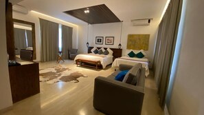 Master Suite Pool View | Zimmersafe, Schreibtisch, laptopgeeigneter Arbeitsplatz