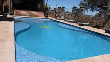 Piscina coperta, piscina all'aperto, ombrelloni da piscina, lettini