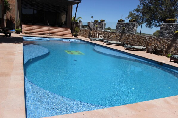 Innenpool, Außenpool, Sonnenschirme, Liegestühle