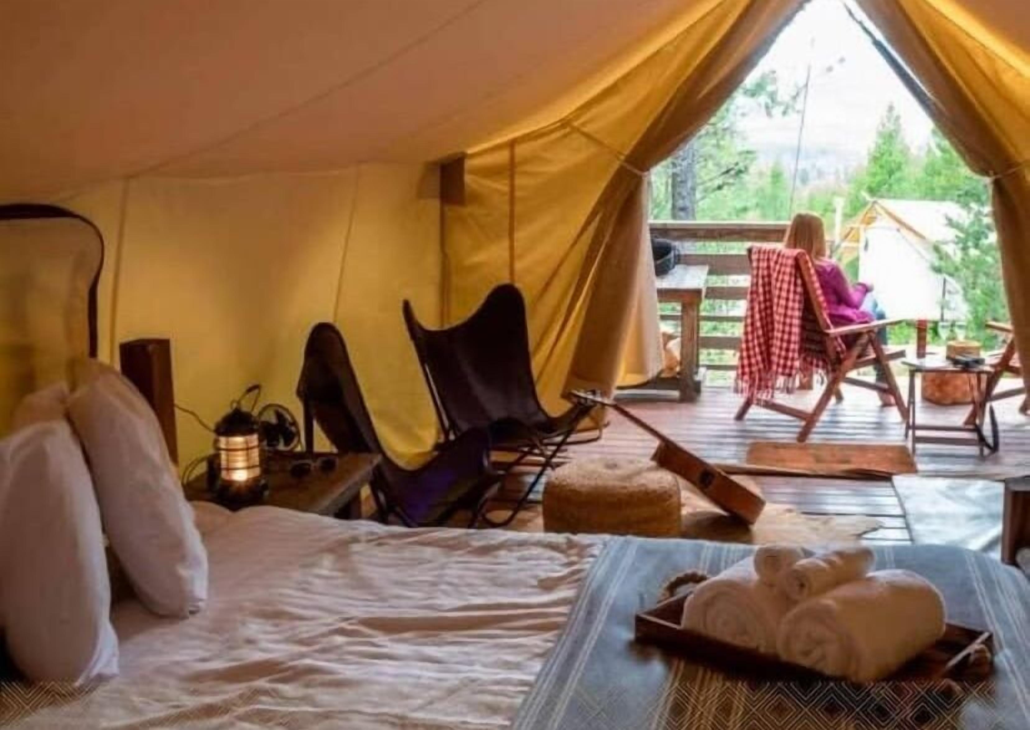 Glamping | Két bảo mật tại phòng, bàn, khu vực làm việc phù hợp cho laptop 