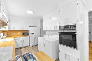 Fridge, microwave, oven, stovetop - Pool | Mini Golf | Near Airport, Downtown, & Beach (North Charleston)