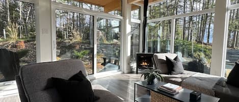 Una televisión, una chimenea, un reproductor estéreo