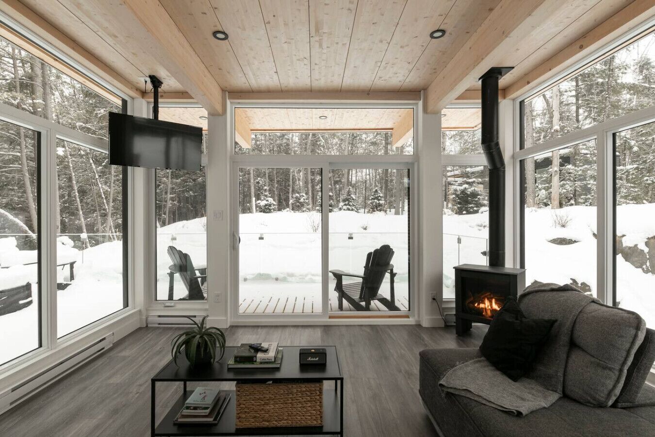 Televisie, een open haard en een stereo